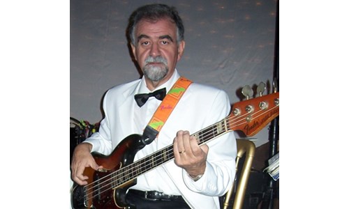 VASİLİS KÖSEOĞLU  (GİTAR)